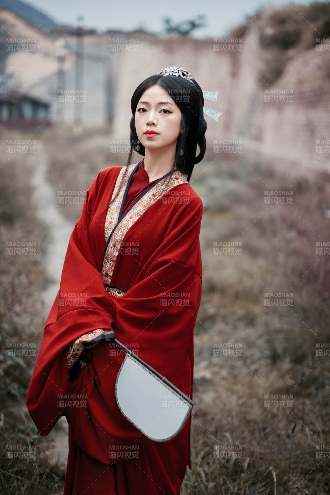 身穿战国袍在古城游玩拍照的东方美女