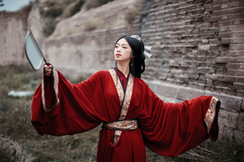 身穿战国袍在古城游玩拍照的东方美女