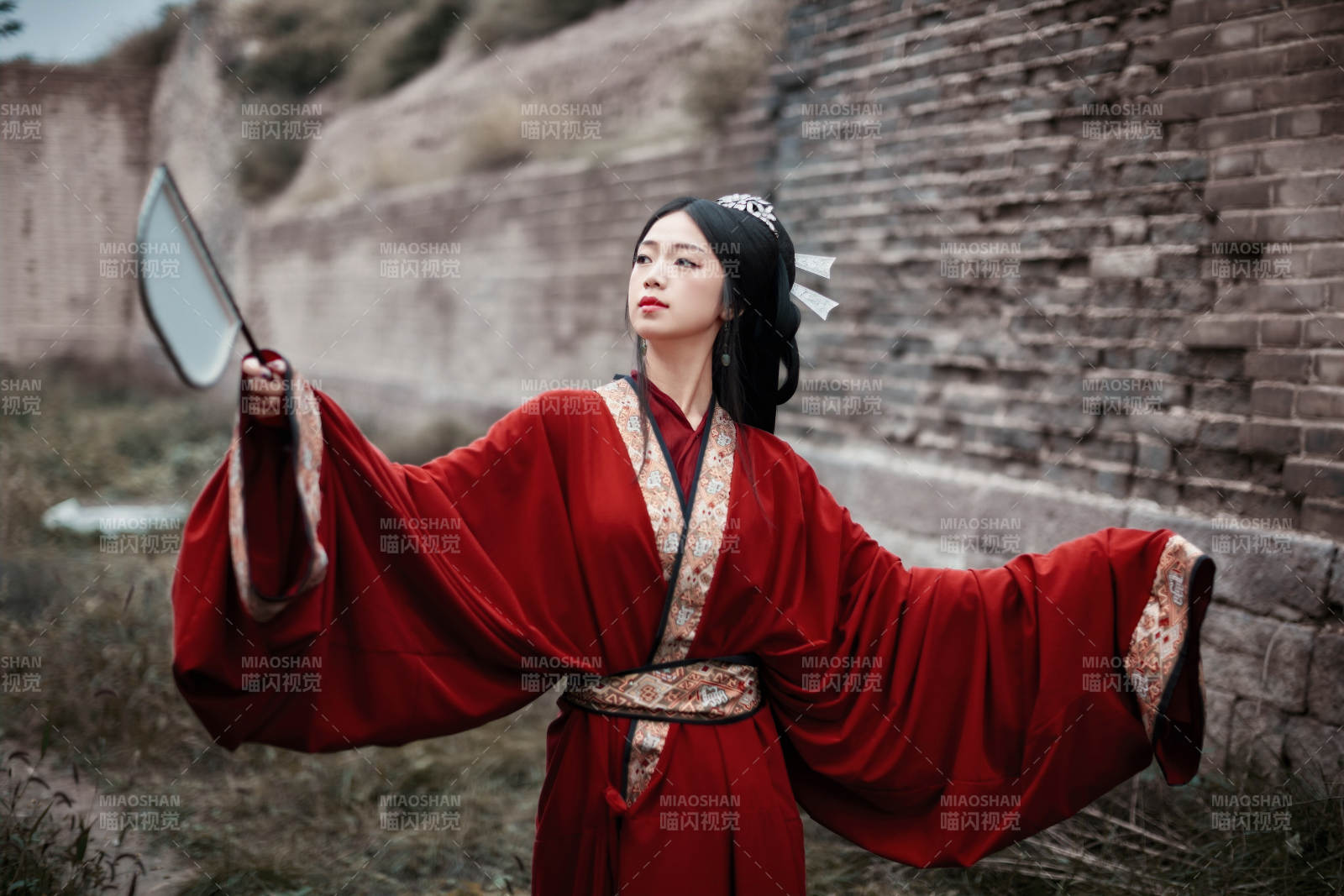 身穿战国袍在古城游玩拍照的东方美女