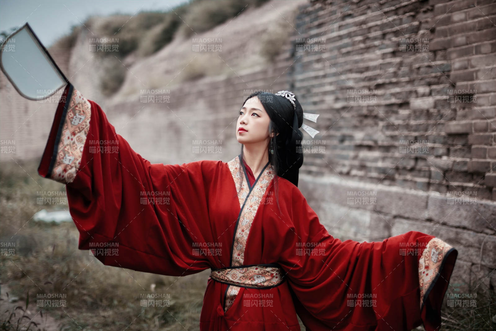 身穿戰國袍在古城游玩拍照的東方美女