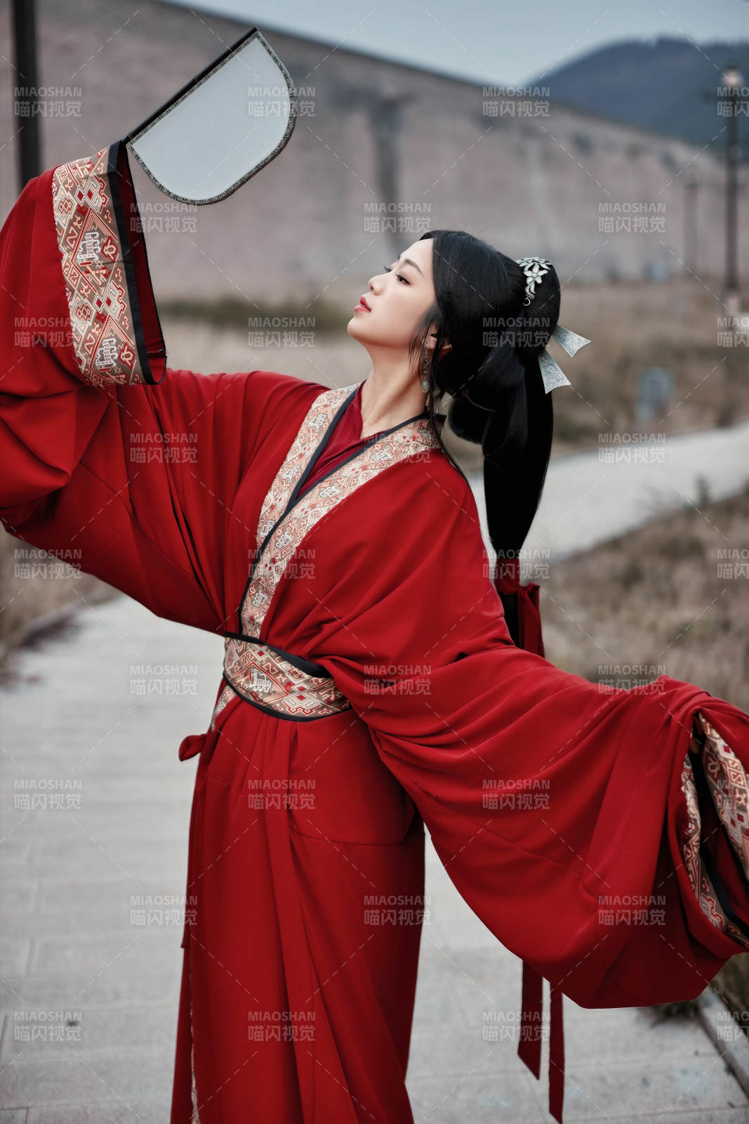 身穿战国袍在古城游玩拍照的东方美女