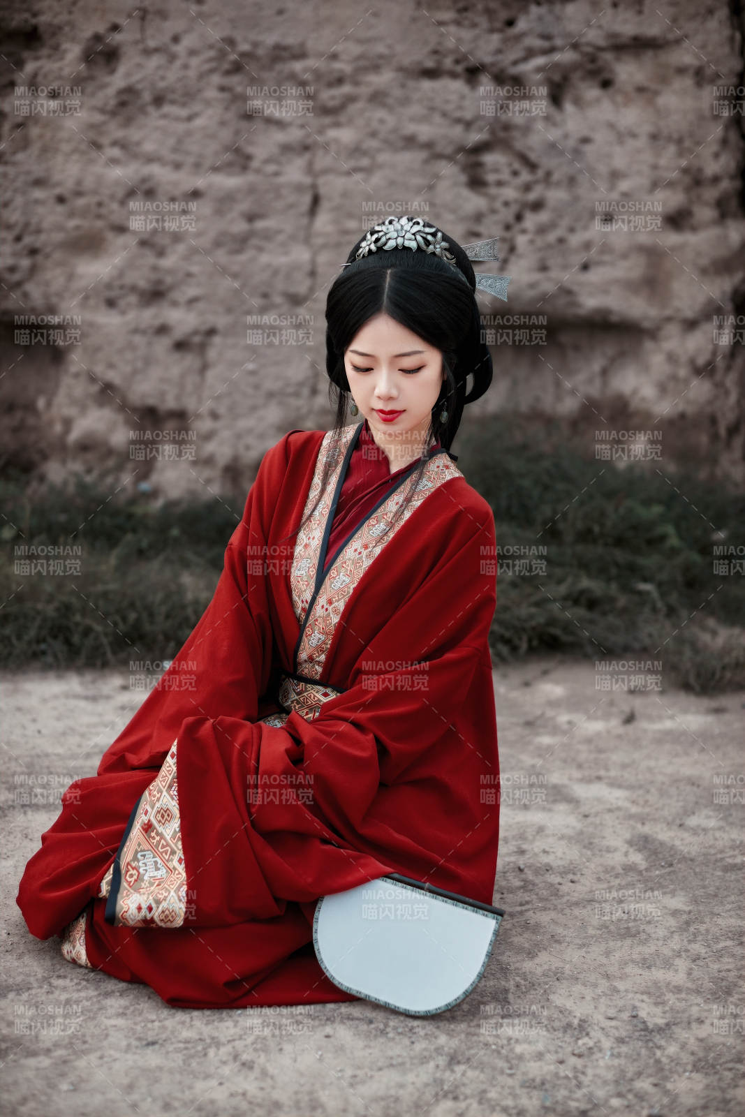 身穿战国袍在古城游玩拍照的东方美女