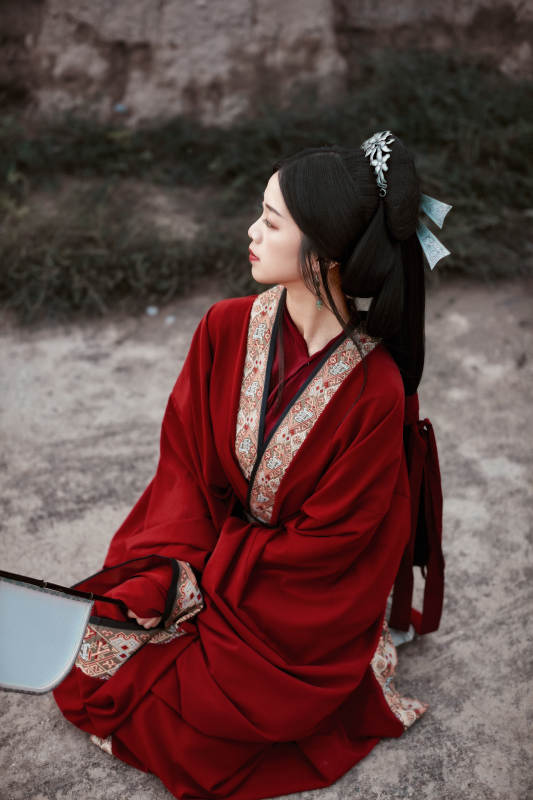 身穿战国袍在古城游玩拍照的东方美女