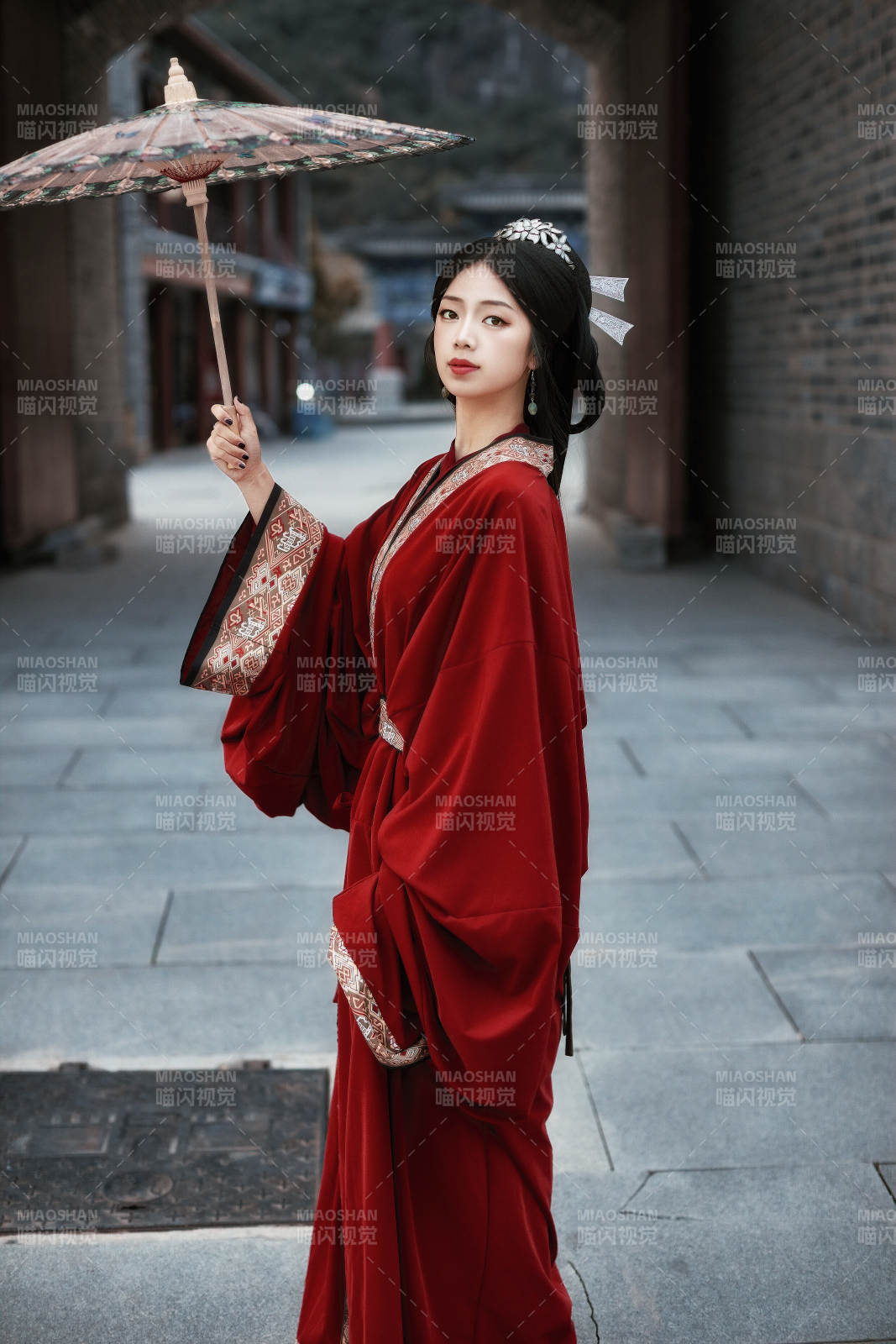 身穿战国袍在古城游玩拍照的东方美女