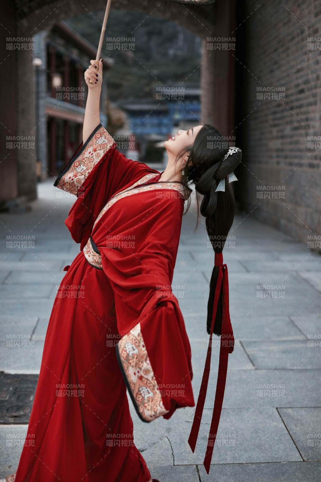 身穿战国袍在古城游玩拍照的东方美女