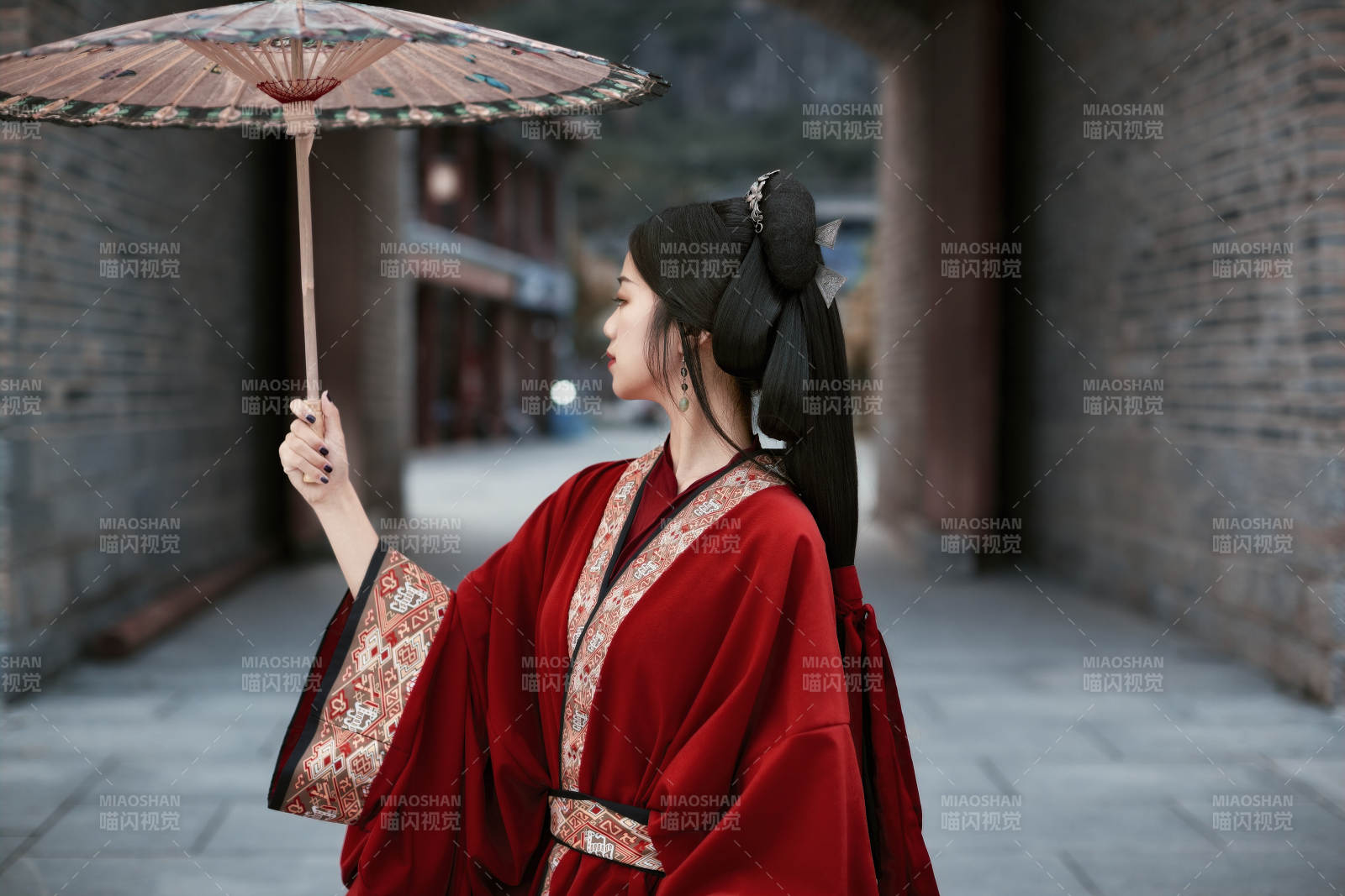 身穿战国袍在古城游玩拍照的东方美女