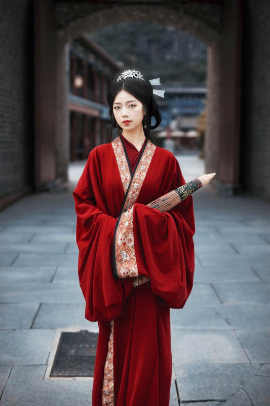 身穿戰國袍在古城游玩拍照的東方美女
