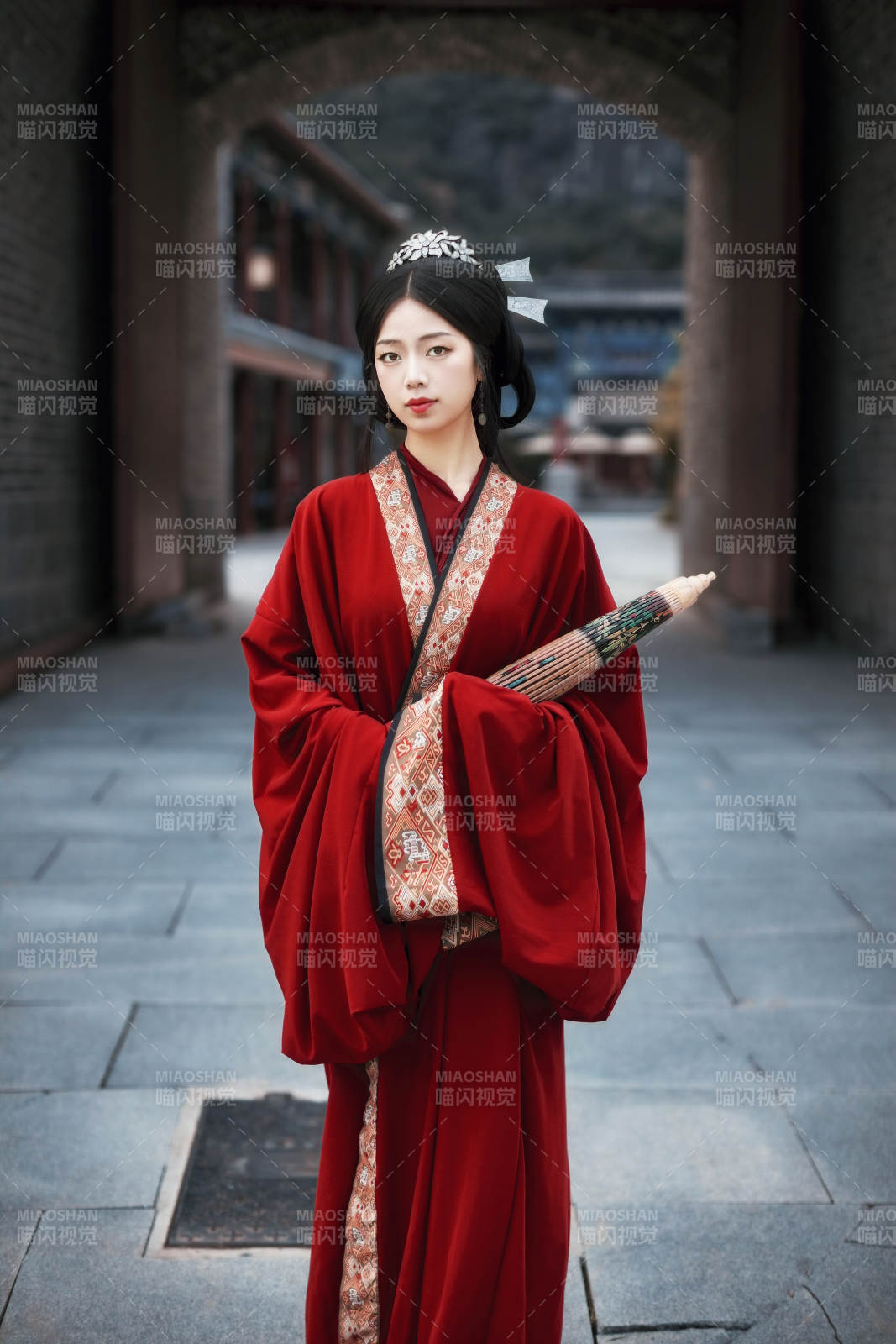 身穿战国袍在古城游玩拍照的东方美女