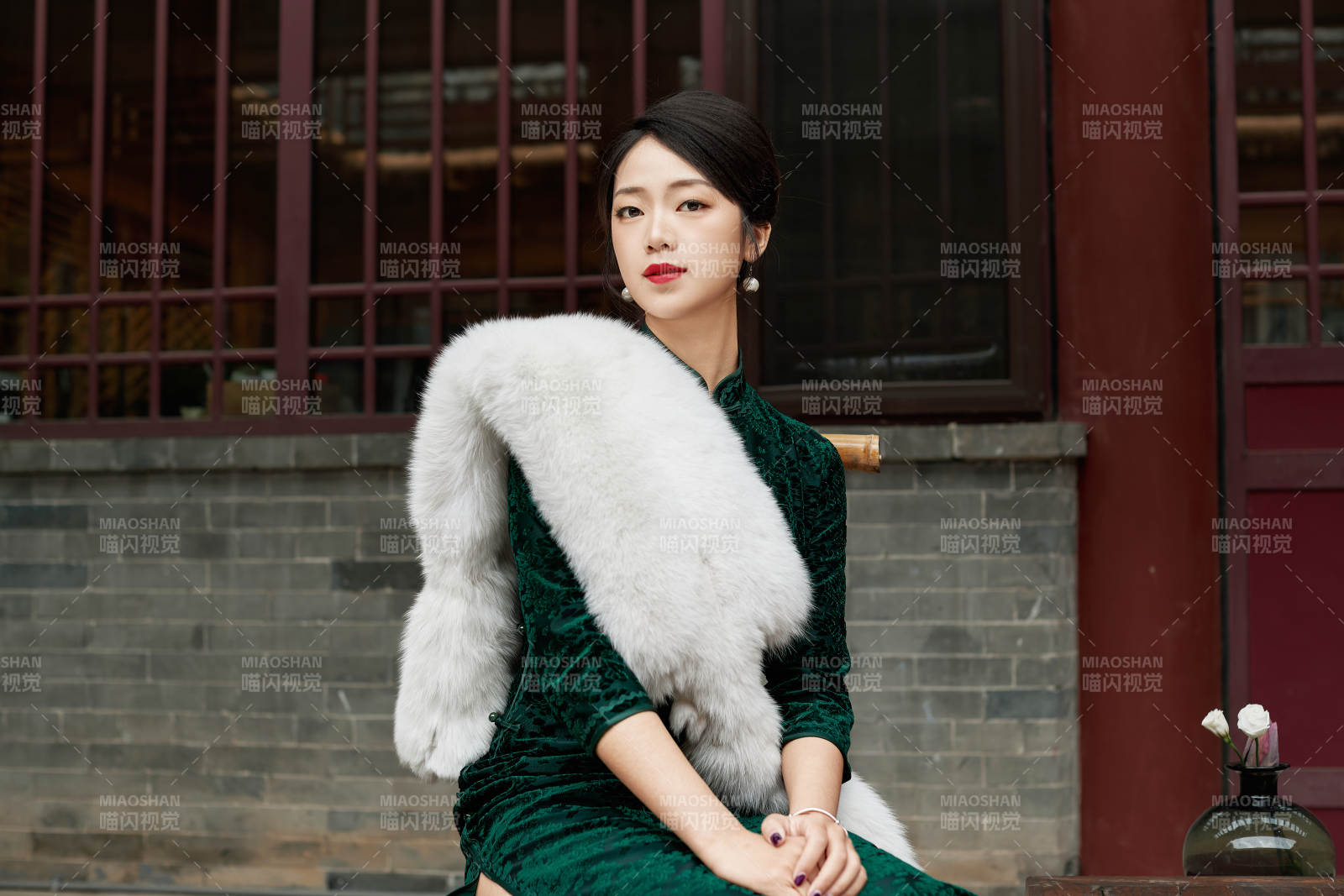 在中式庭院里身穿复古旗袍的亚洲女性