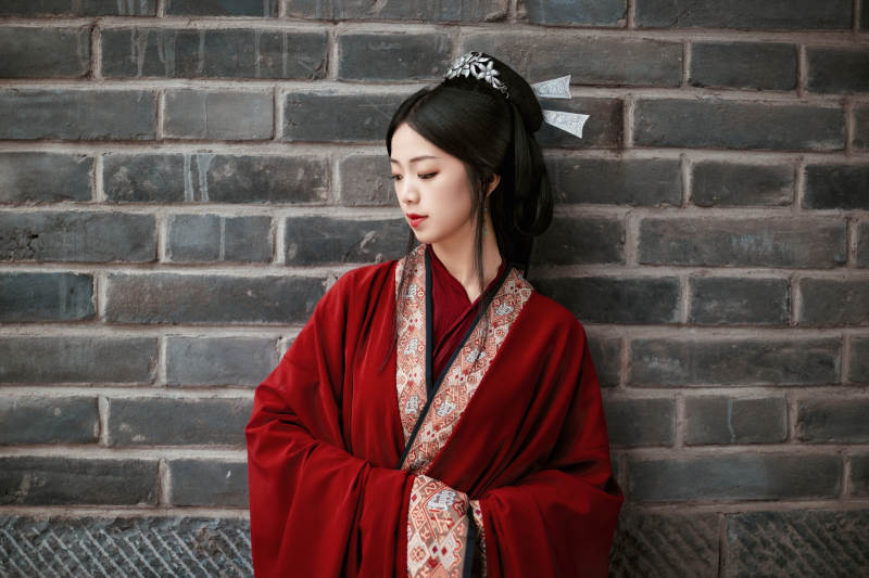 身穿战国袍在古城游玩拍照的东方美女