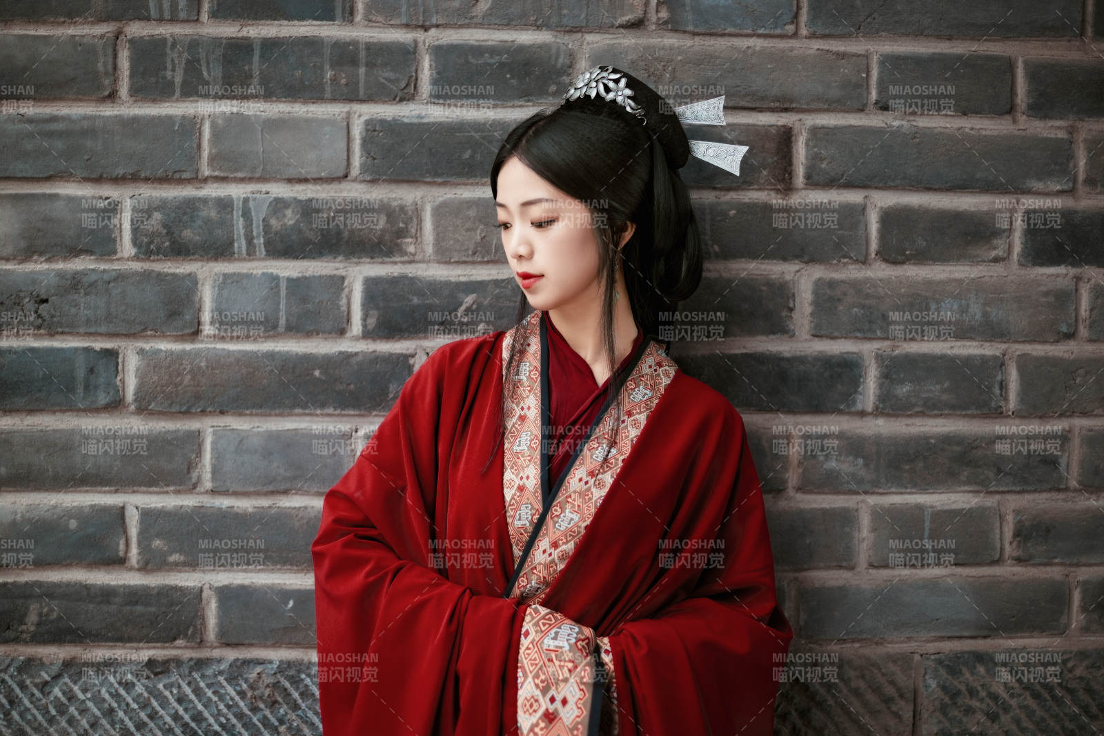 身穿战国袍在古城游玩拍照的东方美女