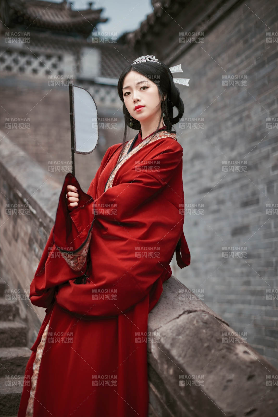 身穿戰國袍在古城游玩拍照的東方美女