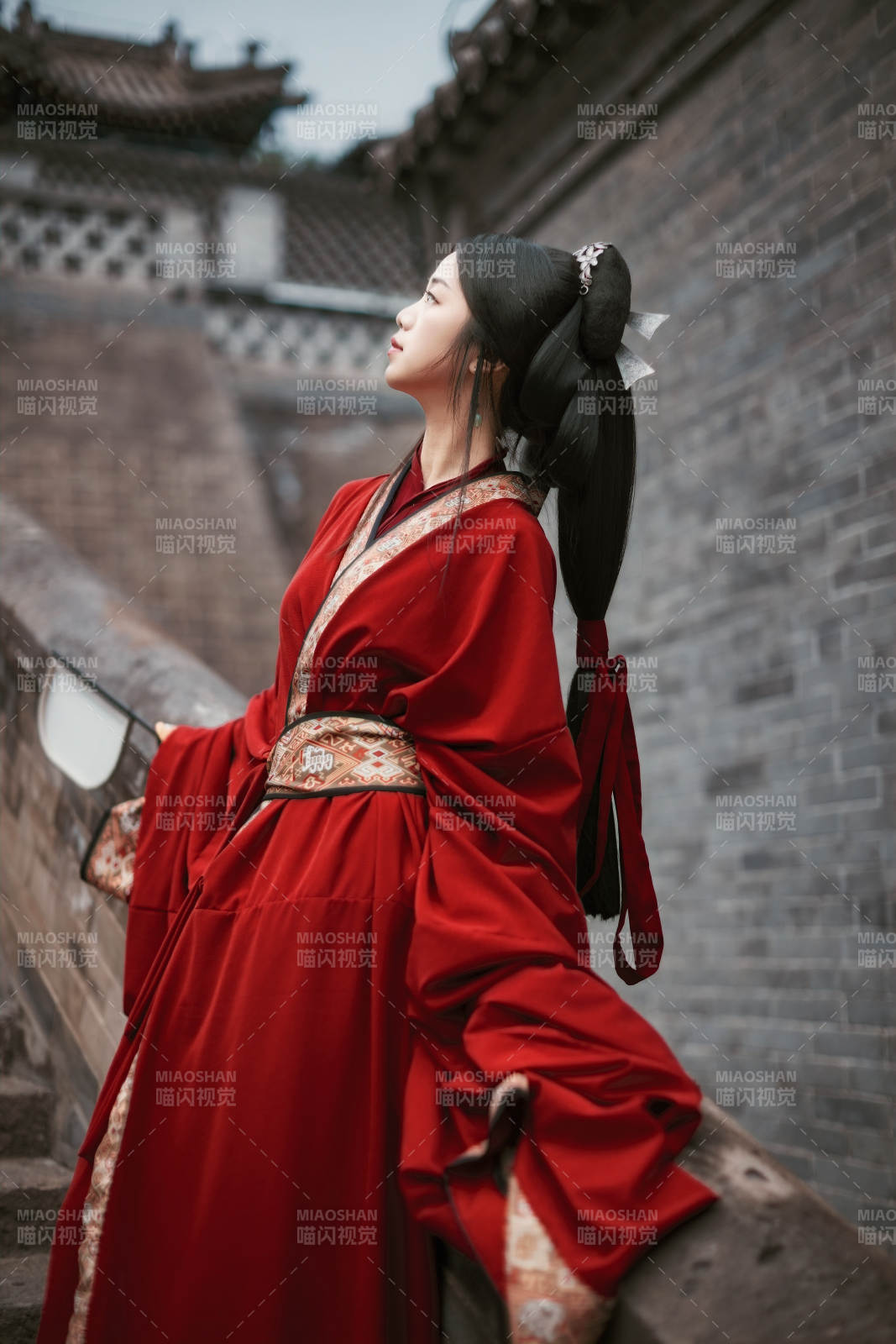 身穿战国袍在古城游玩拍照的东方美女