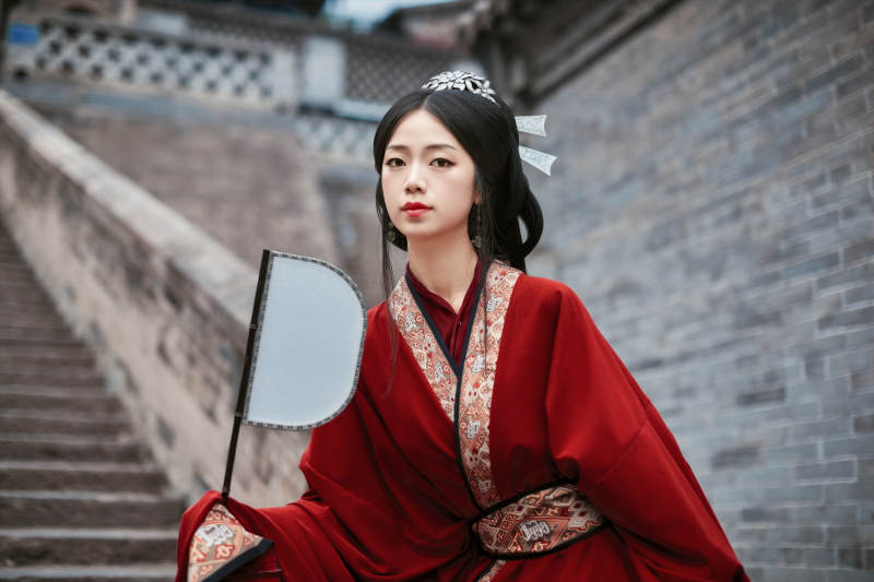 身穿战国袍在古城游玩拍照的东方美女