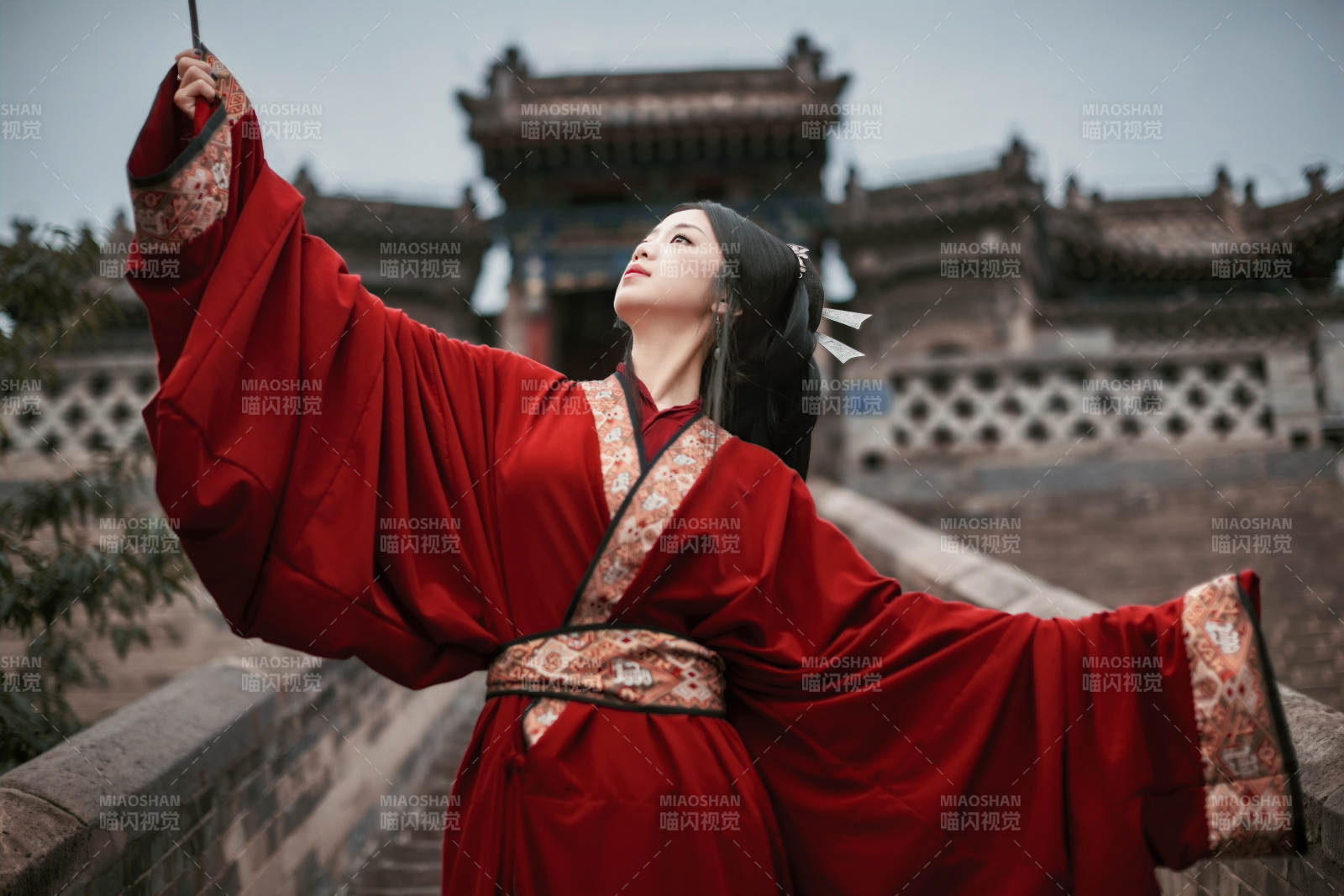 身穿战国袍在古城游玩拍照的东方美女图片