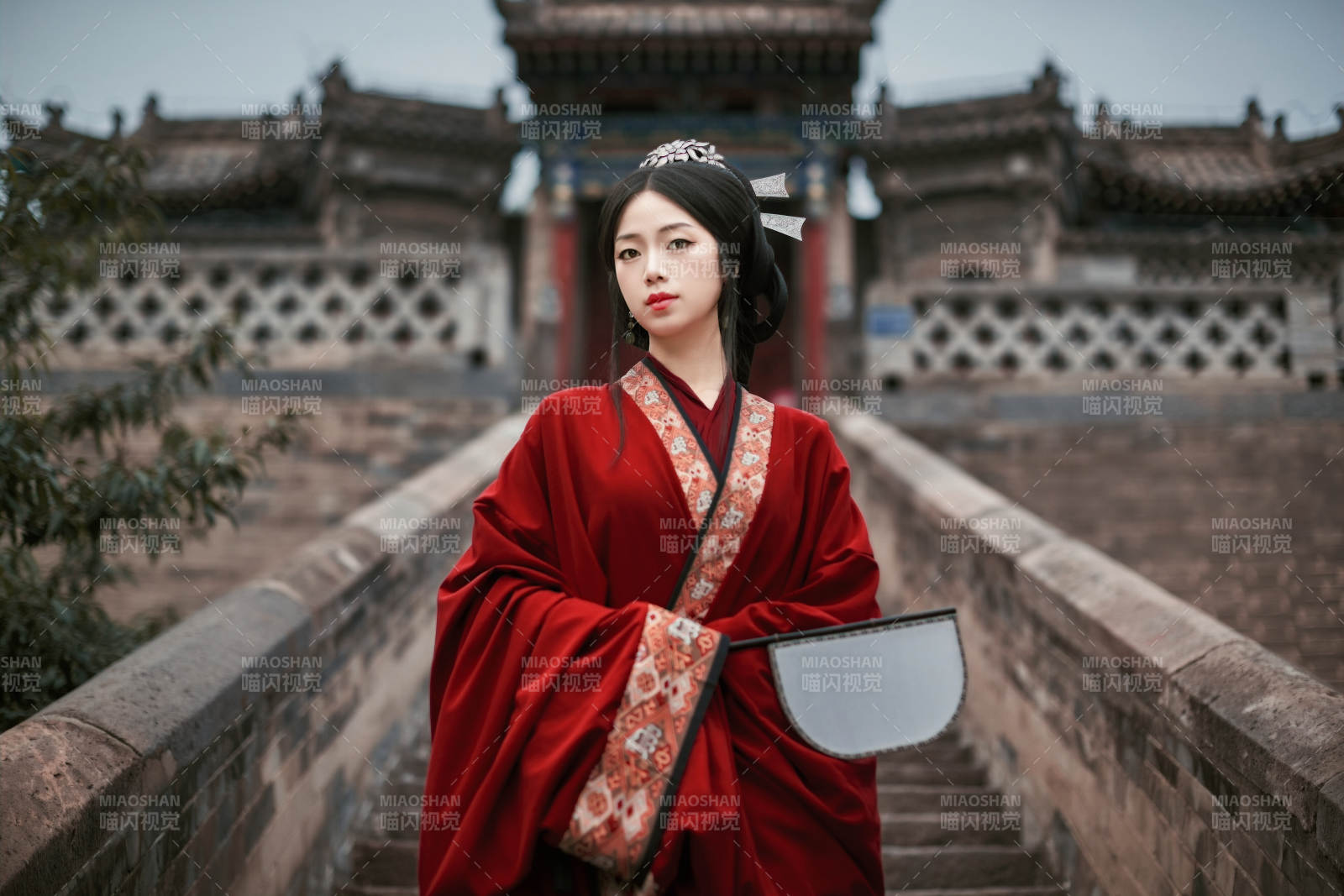 身穿战国袍在古城游玩拍照的东方美女