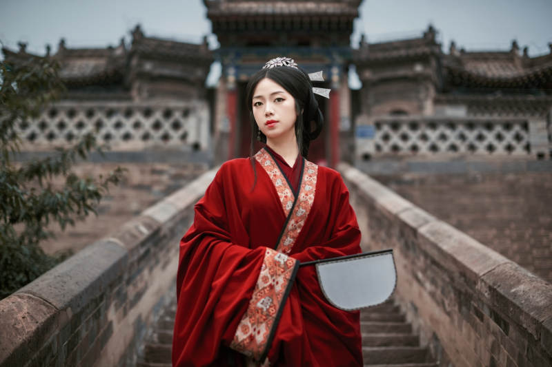身穿战国袍在古城游玩拍照的东方美女