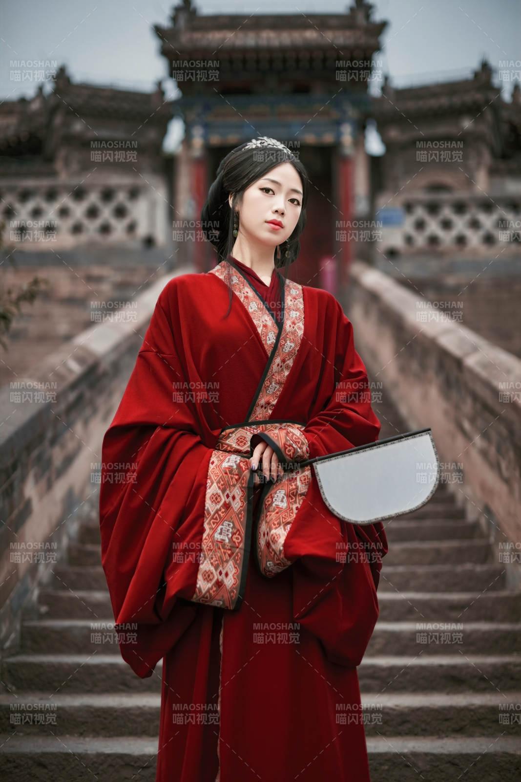 身穿战国袍在古城游玩拍照的东方美女