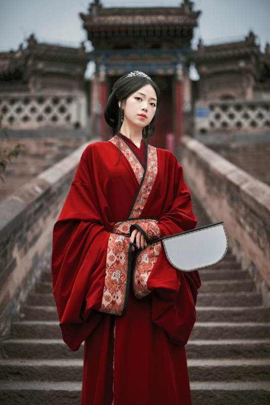 身穿战国袍在古城游玩拍照的东方美女