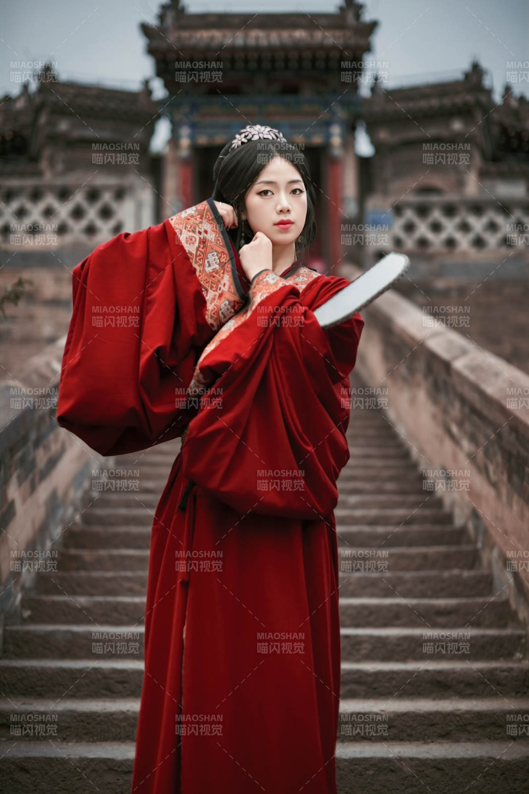 身穿战国袍在古城游玩拍照的东方美女