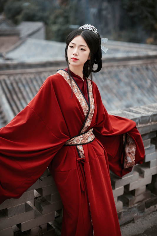 身穿战国袍在古城游玩拍照的东方美女