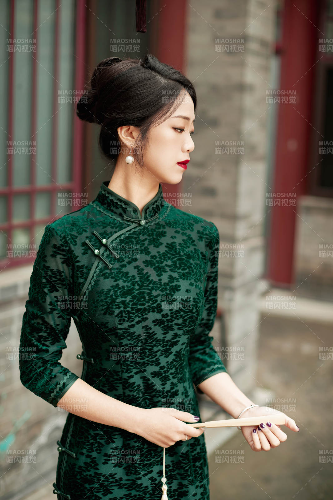 在中式庭院里身穿复古旗袍的亚洲女性