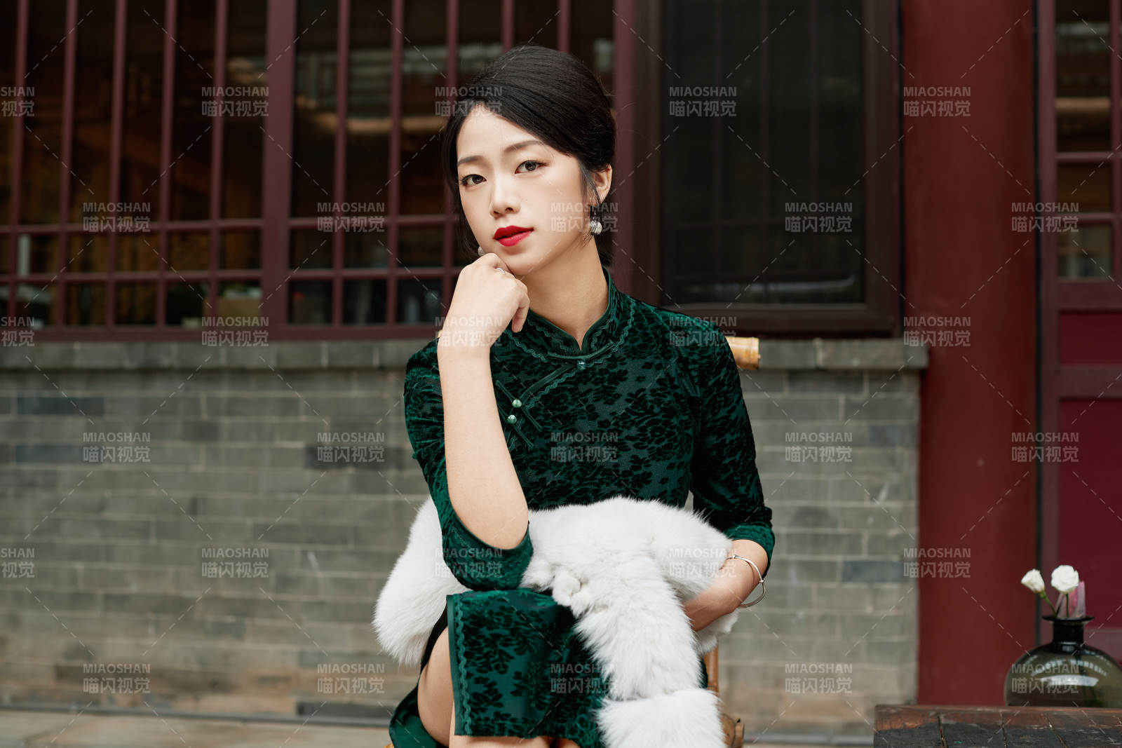 在中式庭院里身穿复古旗袍的亚洲女性