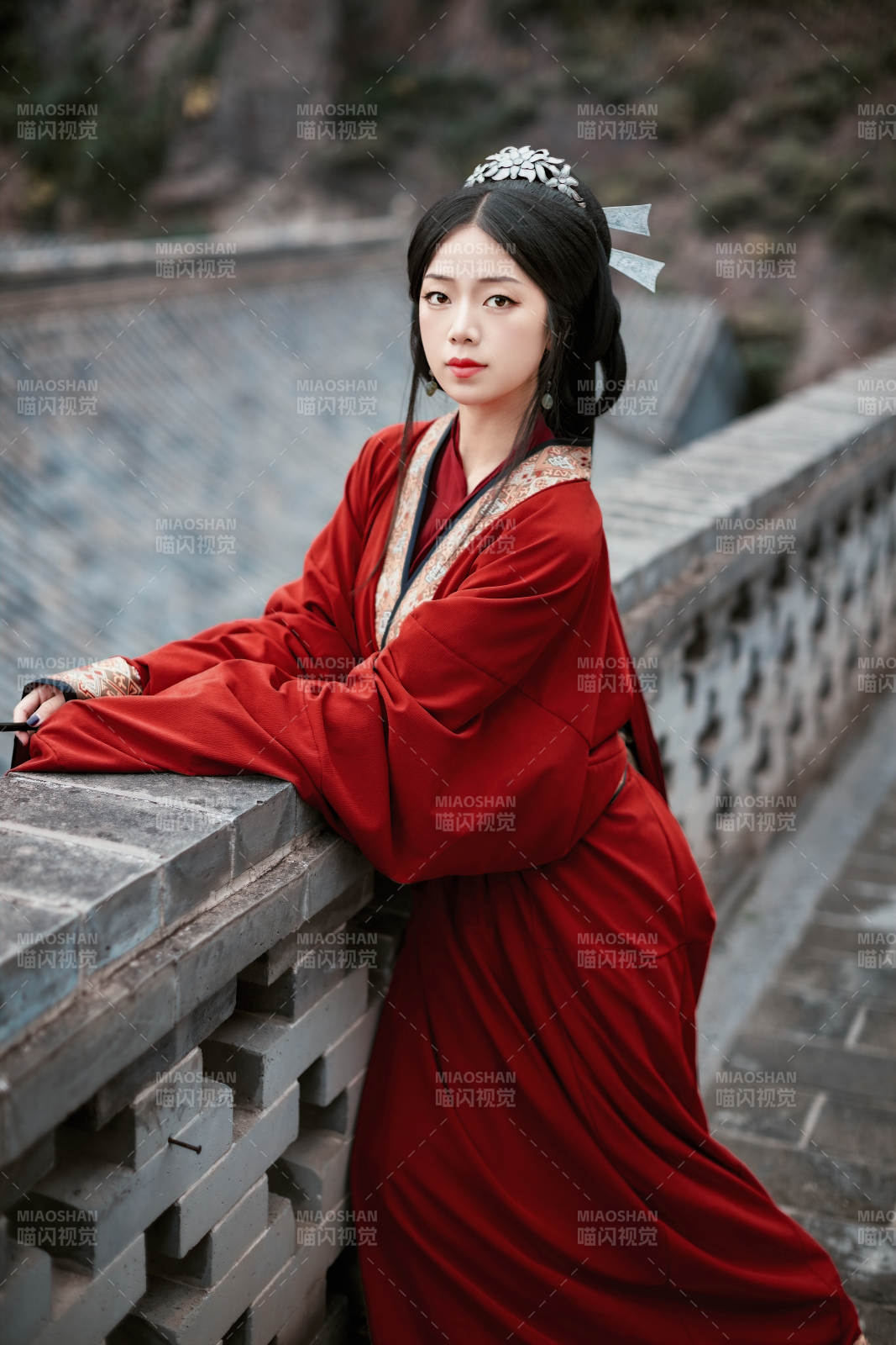 身穿战国袍在古城游玩拍照的东方美女