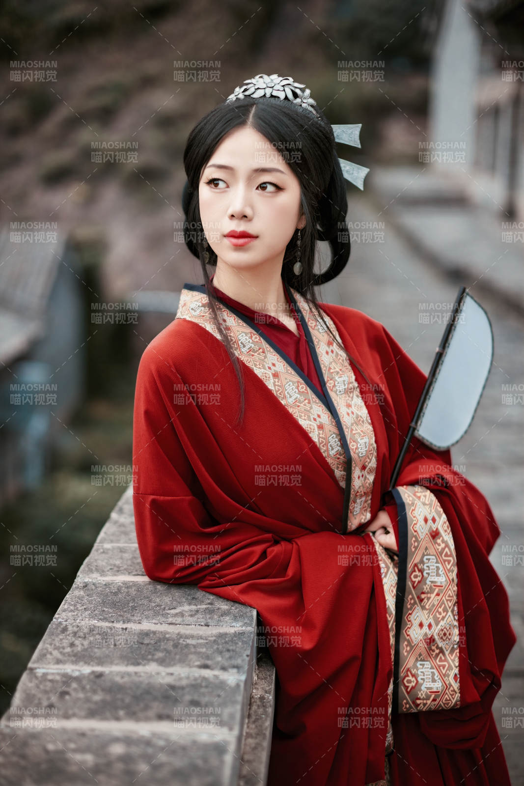 身穿戰(zhàn)國袍在古城游玩拍照的東方美女