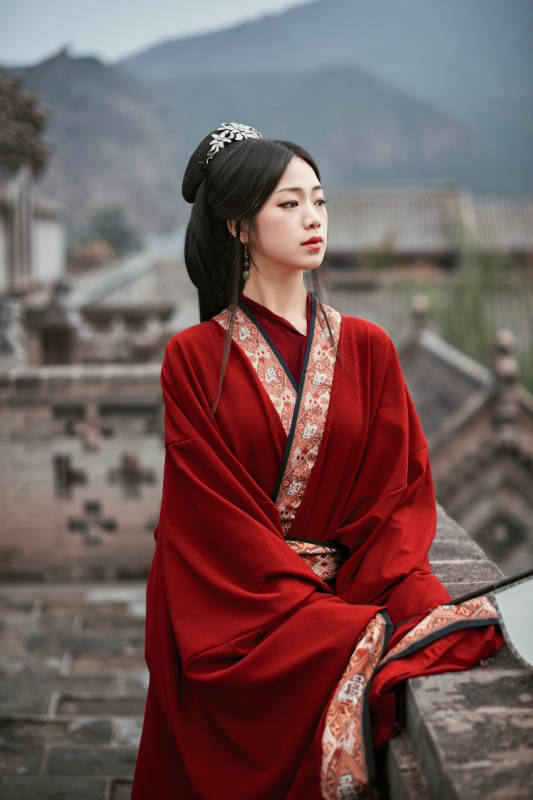 身穿战国袍在古城游玩拍照的东方美女