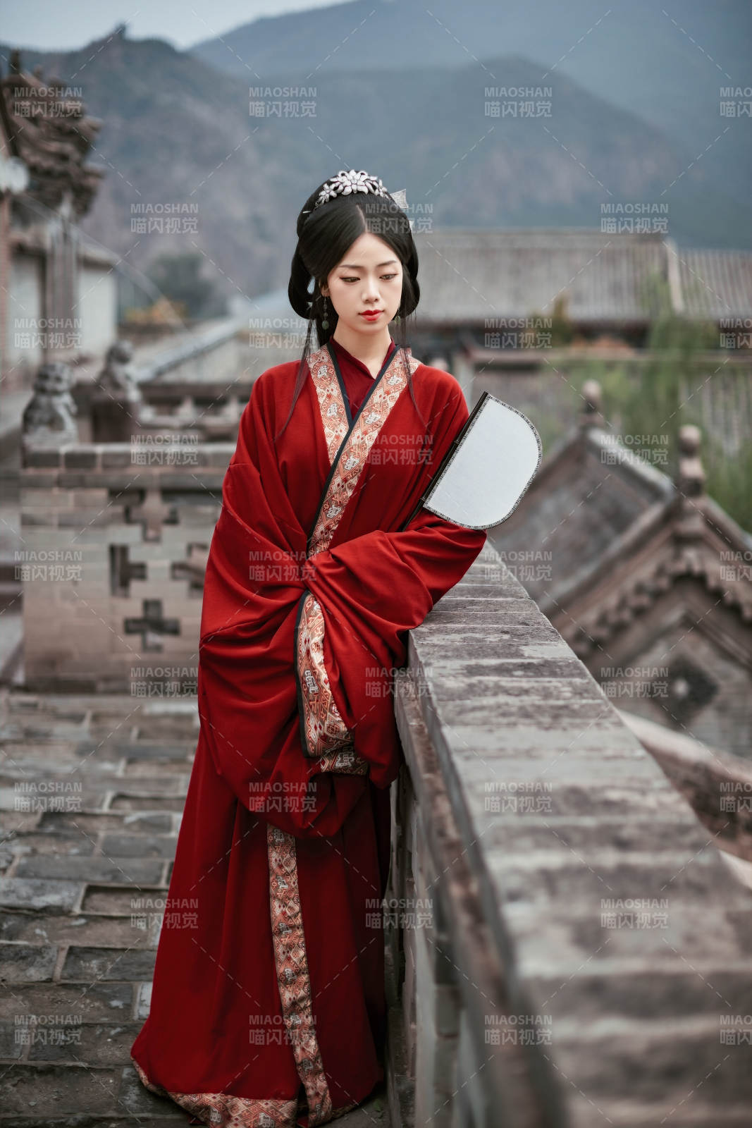 身穿战国袍在古城游玩拍照的东方美女