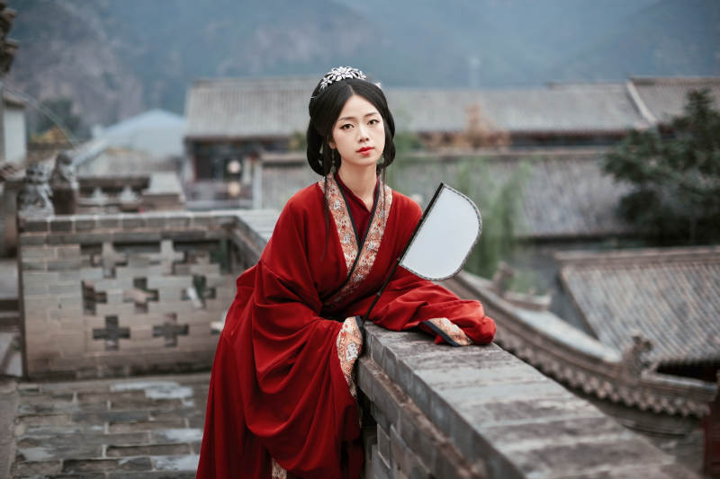 身穿战国袍在古城游玩拍照的东方美女