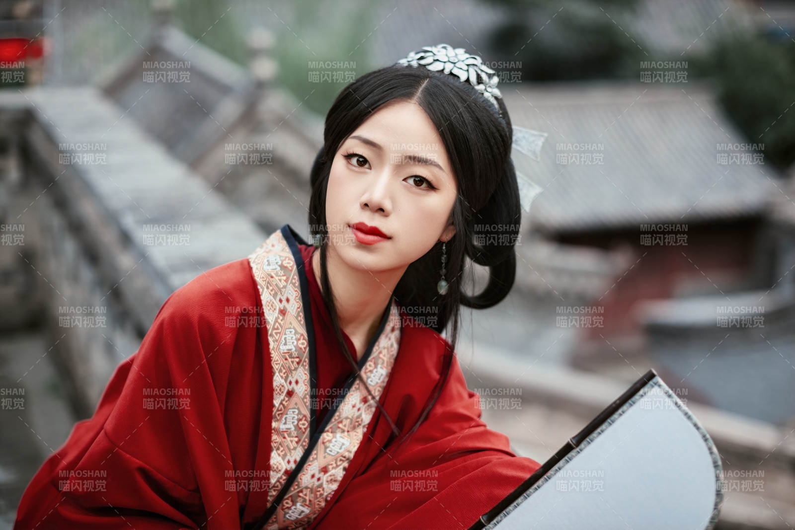 身穿战国袍在古城游玩拍照的东方美女