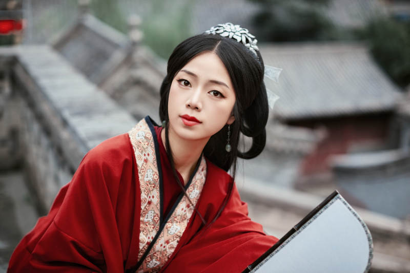 身穿战国袍在古城游玩拍照的东方美女