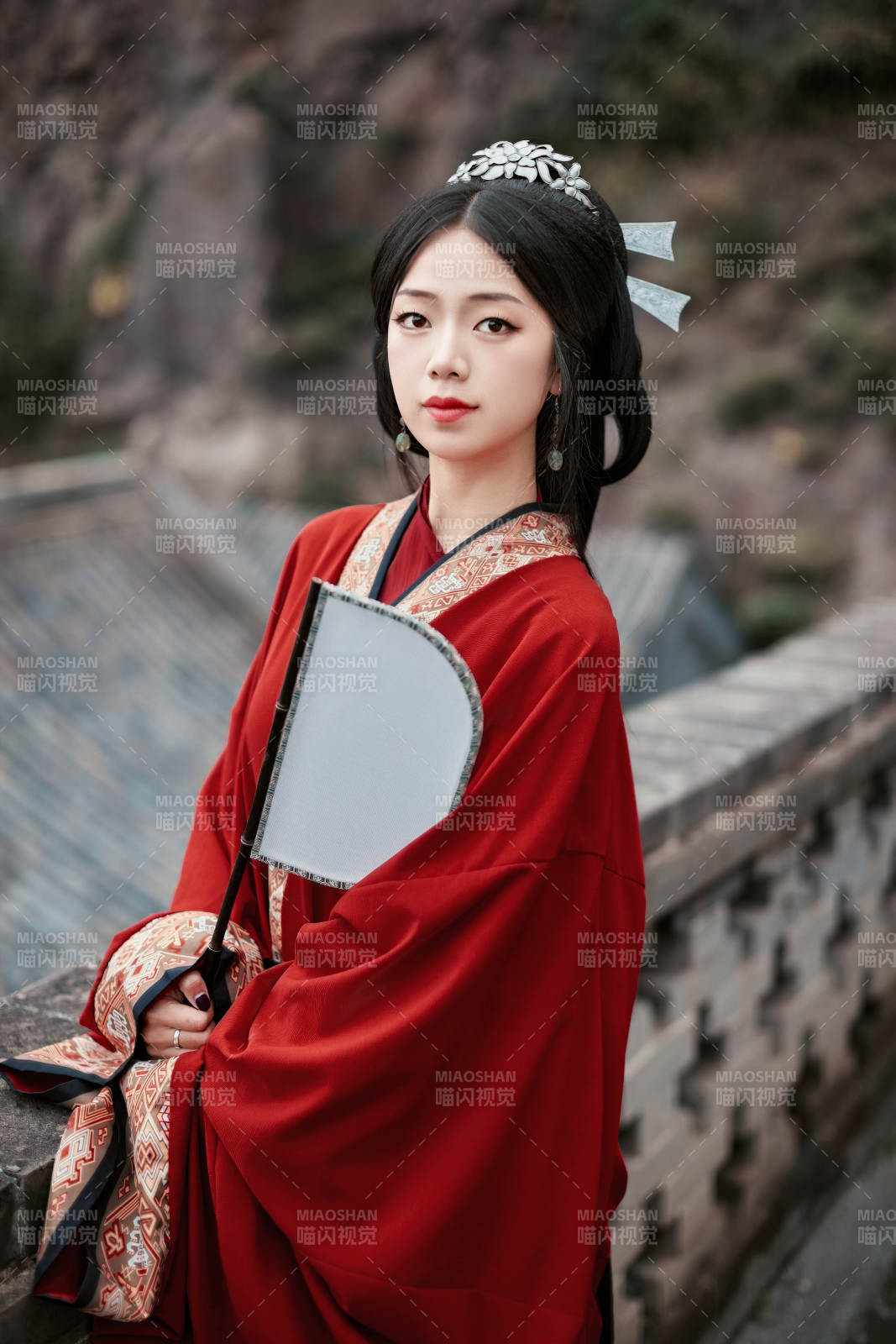 身穿战国袍在古城游玩拍照的东方美女