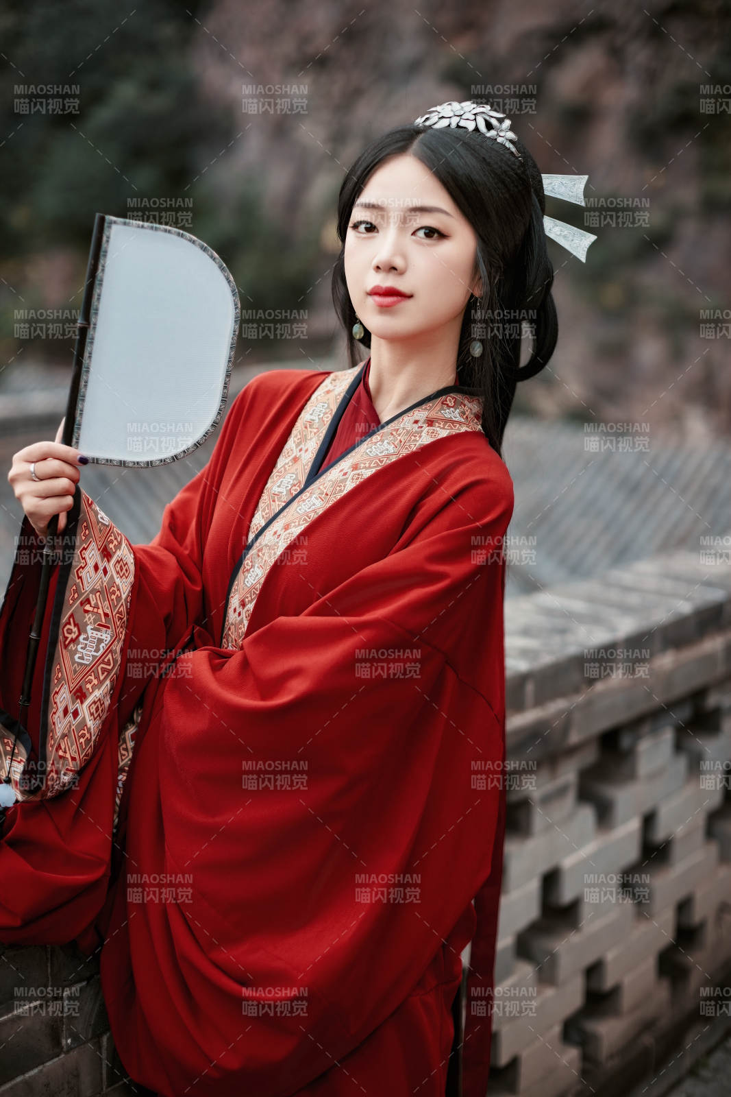 身穿战国袍在古城游玩拍照的东方美女