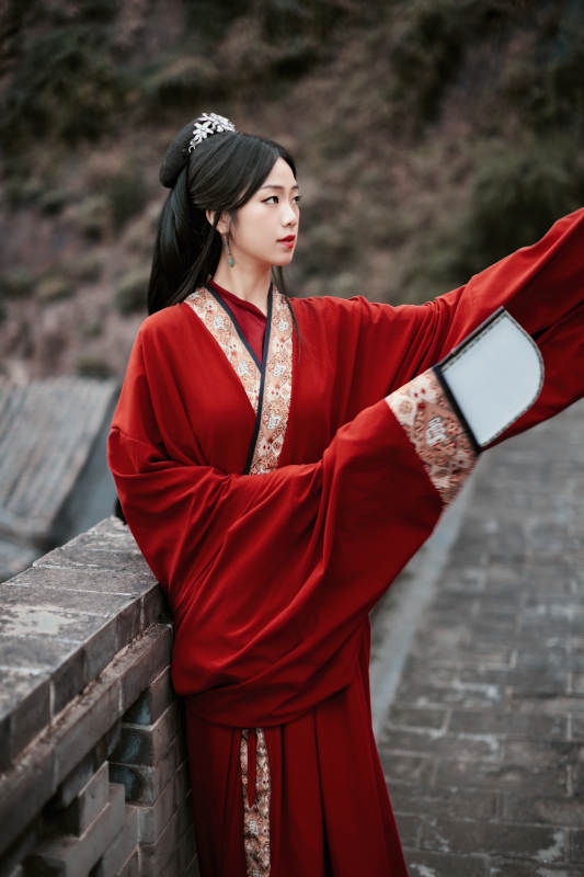 身穿战国袍在古城游玩拍照的东方美女