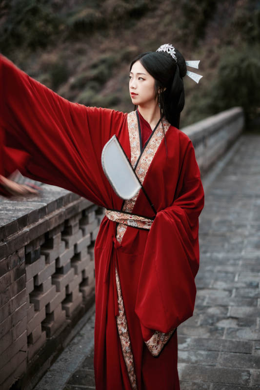 身穿战国袍在古城游玩拍照的东方美女