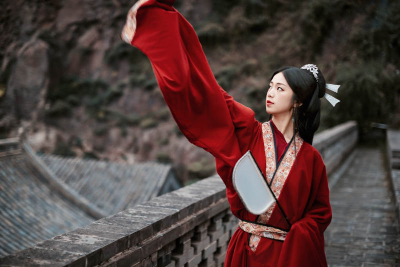 身穿战国袍在古城游玩拍照的东方美女