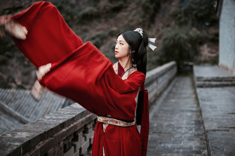 身穿战国袍在古城游玩拍照的东方美女