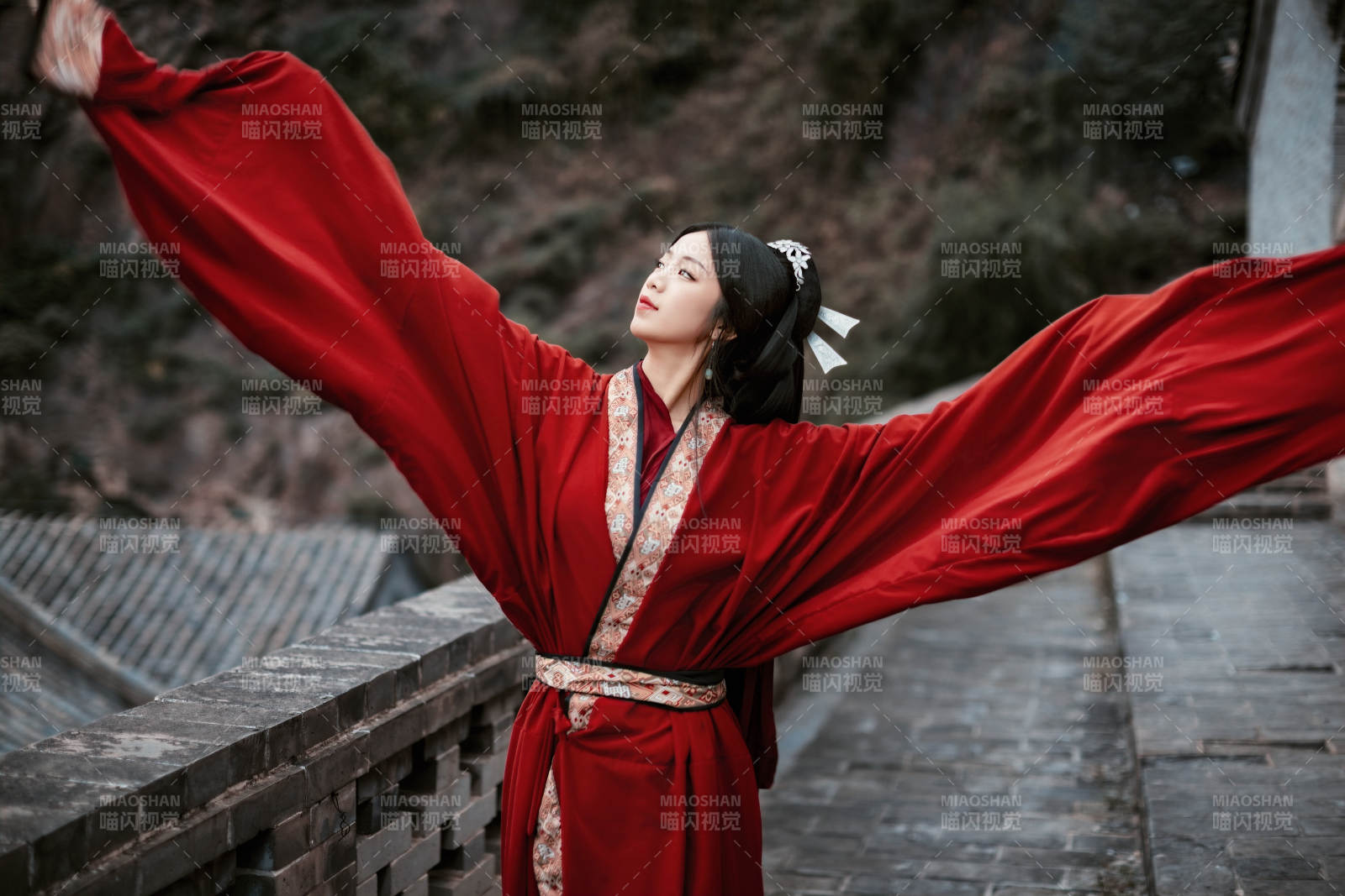 身穿战国袍在古城游玩拍照的东方美女