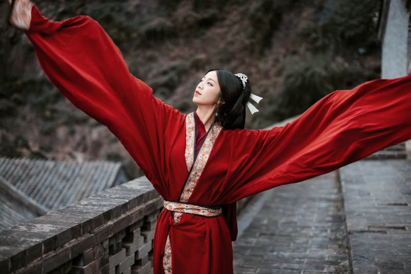 身穿战国袍在古城游玩拍照的东方美女
