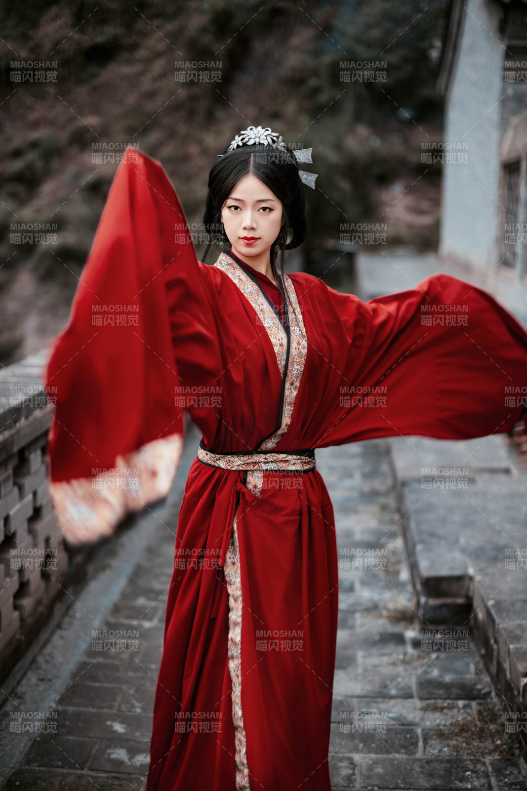 身穿战国袍在古城游玩拍照的东方美女