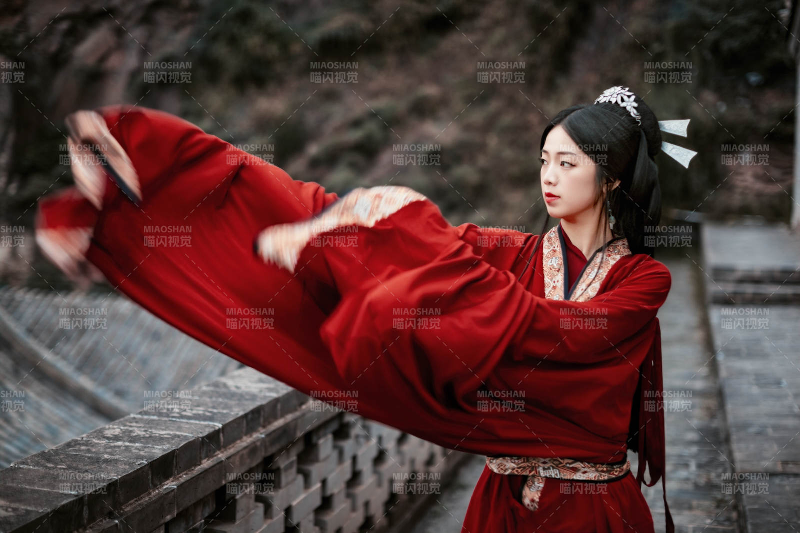 身穿战国袍在古城游玩拍照的东方美女