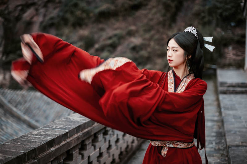 身穿战国袍在古城游玩拍照的东方美女