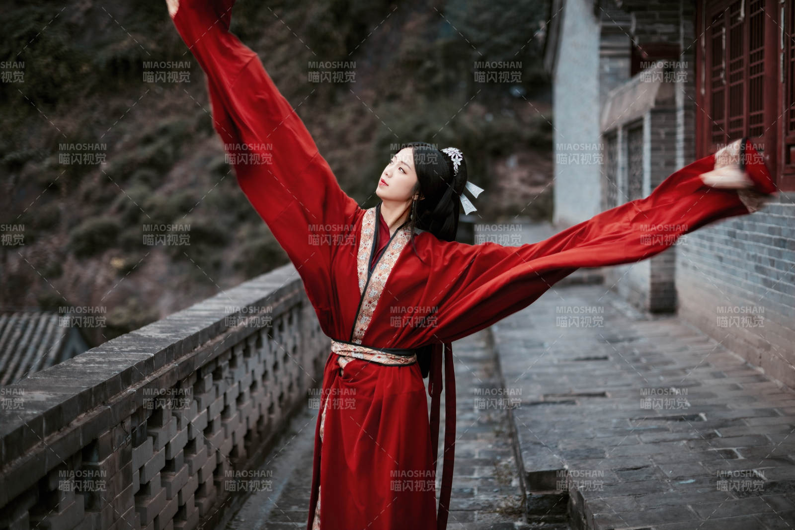 身穿战国袍在古城游玩拍照的东方美女