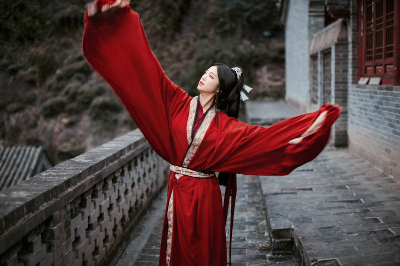 身穿战国袍在古城游玩拍照的东方美女