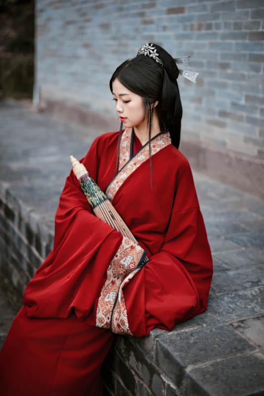 身穿战国袍在古城游玩拍照的东方美女