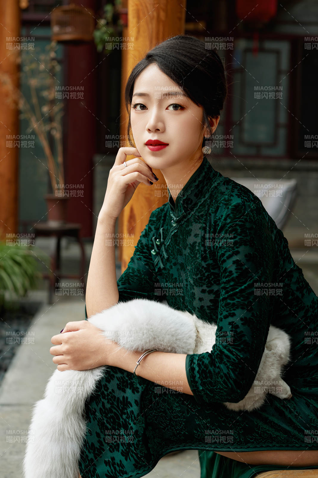 在中式庭院里身穿复古旗袍的亚洲女性