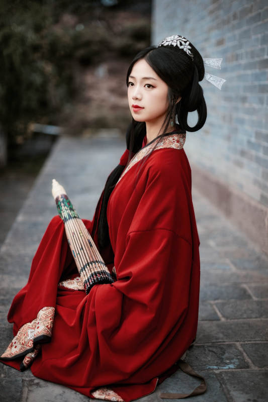 身穿战国袍在古城游玩拍照的东方美女